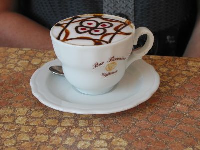 Kafja e Forumit 23-Cappuccino~Grossaufnahme